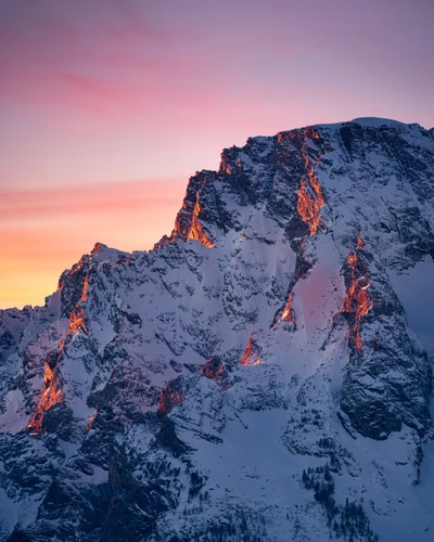 Majestuosas montañas cubiertas de nieve al anochecer