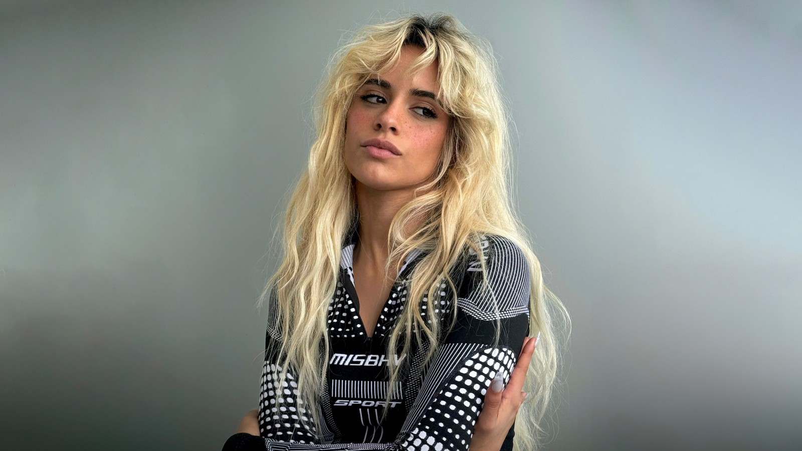 Femme blonde avec des cheveux longs et une chemise noir et blanc (chanteur, camila cabello, 5k, gens, fond décran 4k)