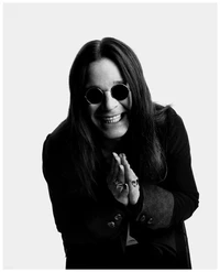 Sourire Monochrome : Ozzy Osbourne avec des Lunettes de Soleil