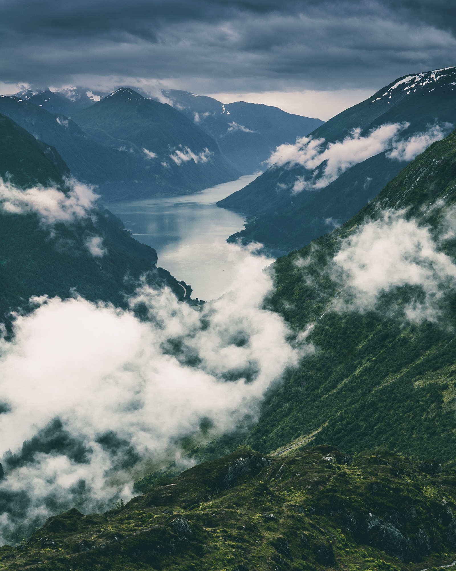 Vista de una cadena montañosa con un lago a lo lejos (formas montañosas, montaña, tierras altas, nube, cordillera)