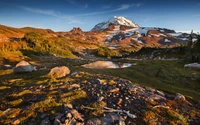 Montagnes majestueuses couvertes de neige sous un ciel bleu clair