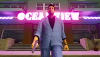 Vue sur l'océan : Un personnage élégant de la trilogie remasterisée de Grand Theft Auto