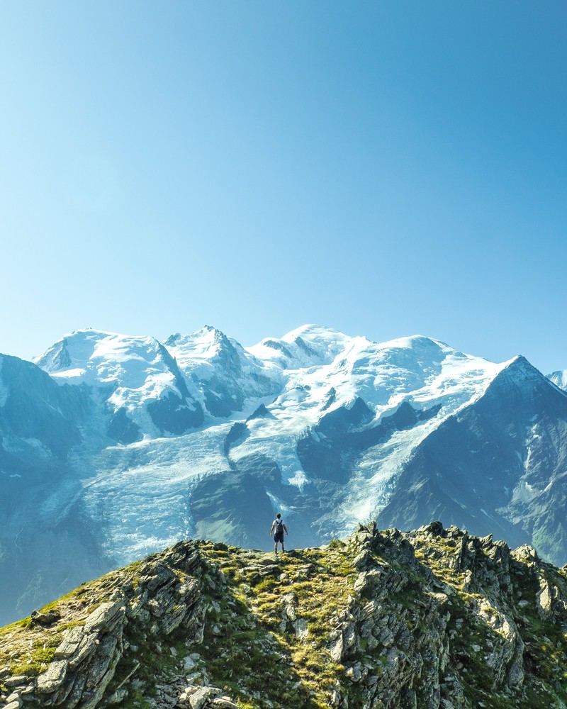 Человек стоит на вершине горы с видом на горы (гора, монблан, mont blanc, горный хребет, горные образования)