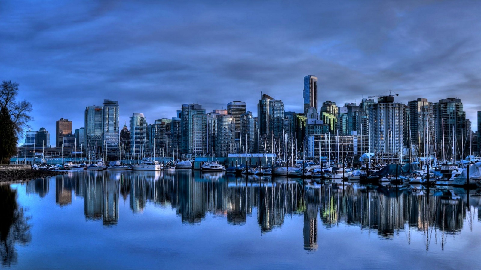 Vista aérea do horizonte da cidade com barcos na água (vancouver, paisagem urbana, cidade, linha do horizonte, reflexo)