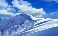 Majestuoso paisaje montañoso ártico con formaciones glaciares y cielo azul claro