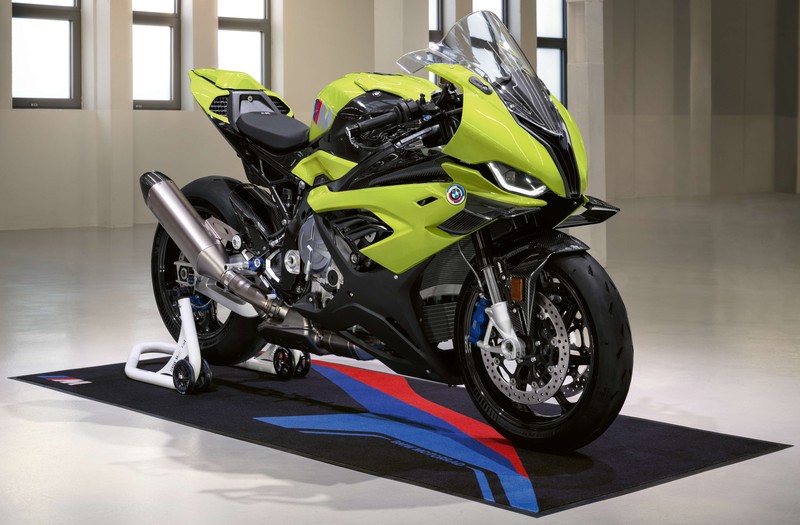 Мотоцикл припаркован на коврике в большом помещении (бмв м 1000 рр, bmw m 1000 rr, 50 летие, супербайки, superbikes)