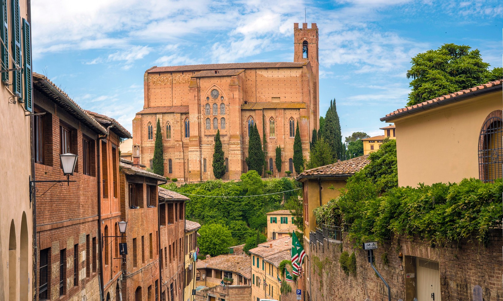 Вид на узкую улицу с церковью на заднем плане (сан джиминьяно, san gimignano, базилика, здание, город)