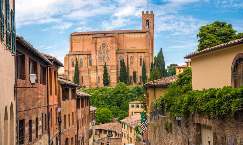 Вид на узкую улицу с церковью на заднем плане (сан джиминьяно, san gimignano, базилика, здание, город)