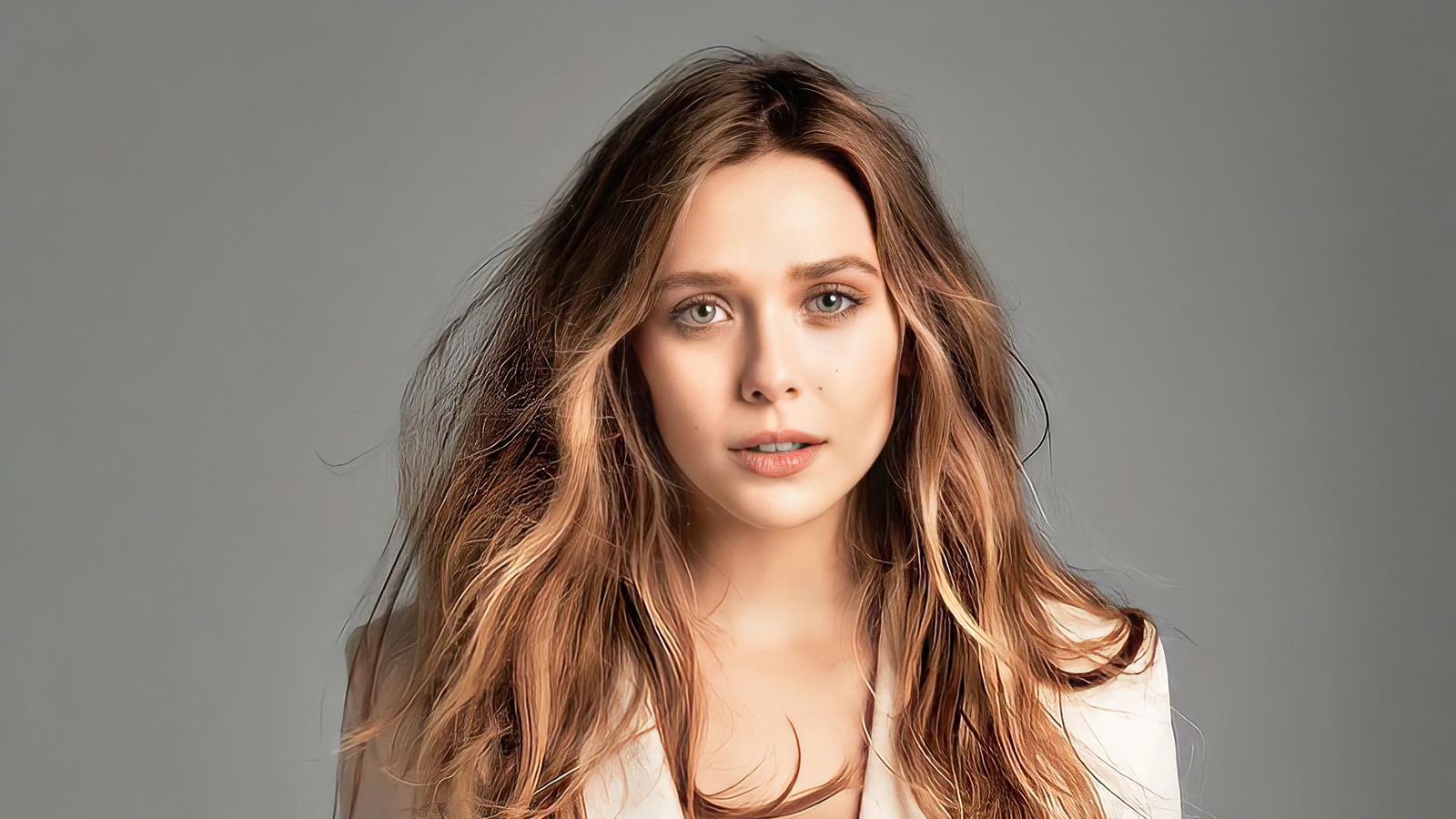 Gros plan d'une femme aux longs cheveux portant une chemise blanche (elizabeth olsen, américain, actrice, célébrité, femmes)