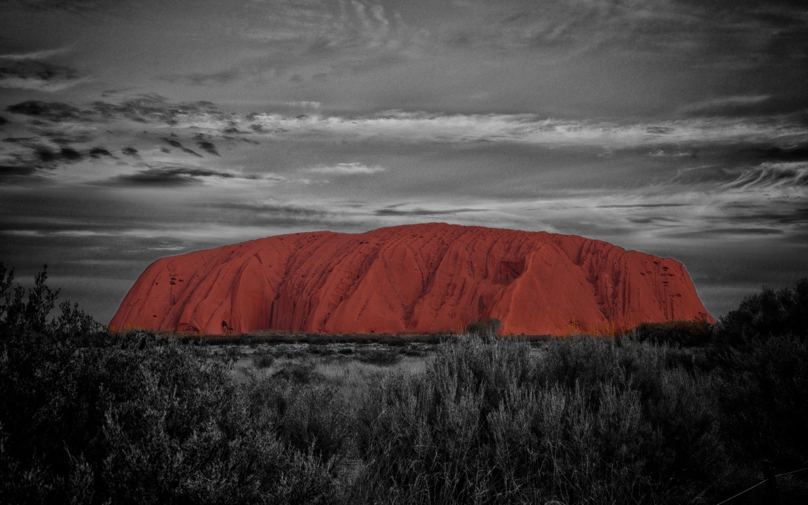 Черно-белое фото красной скалы в пустыне (улуру, uluru, природа, скала, облако)