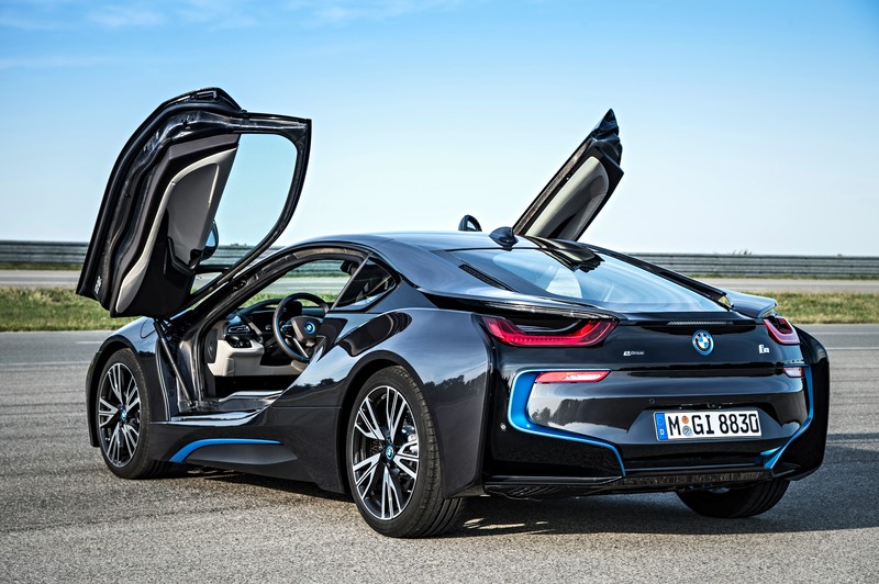 Bmw i8 купе с открытыми дверями на дороге (bmw i8 2015, 2015 bmw i8, bmw, спортивный автомобиль, машина)