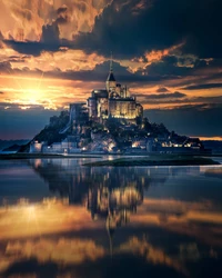 Mont Saint Michel: Majestätische Alte Architektur, die bei Sonnenuntergang reflektiert wird