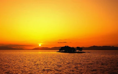 Aube dorée sur l'île de la mer tranquille