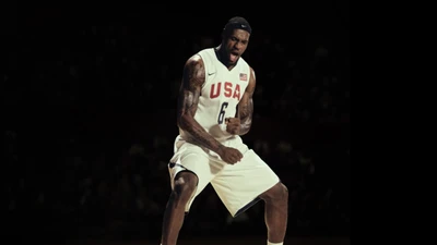 LeBron James feiert im Team USA-Trikot vor dunklem Hintergrund