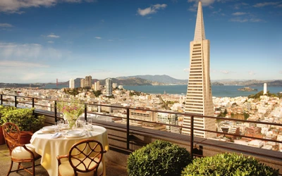 Cena de lujo con vista al horizonte del icónico monumento de San Francisco