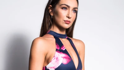 Modelo elegante em biquíni floral exibe beleza e moda.