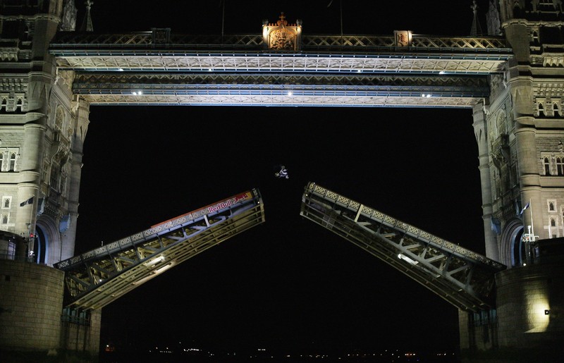 Арочный мост с поездом, проходящим через него ночью (tower bridge, мост, ночь, свет, арка)