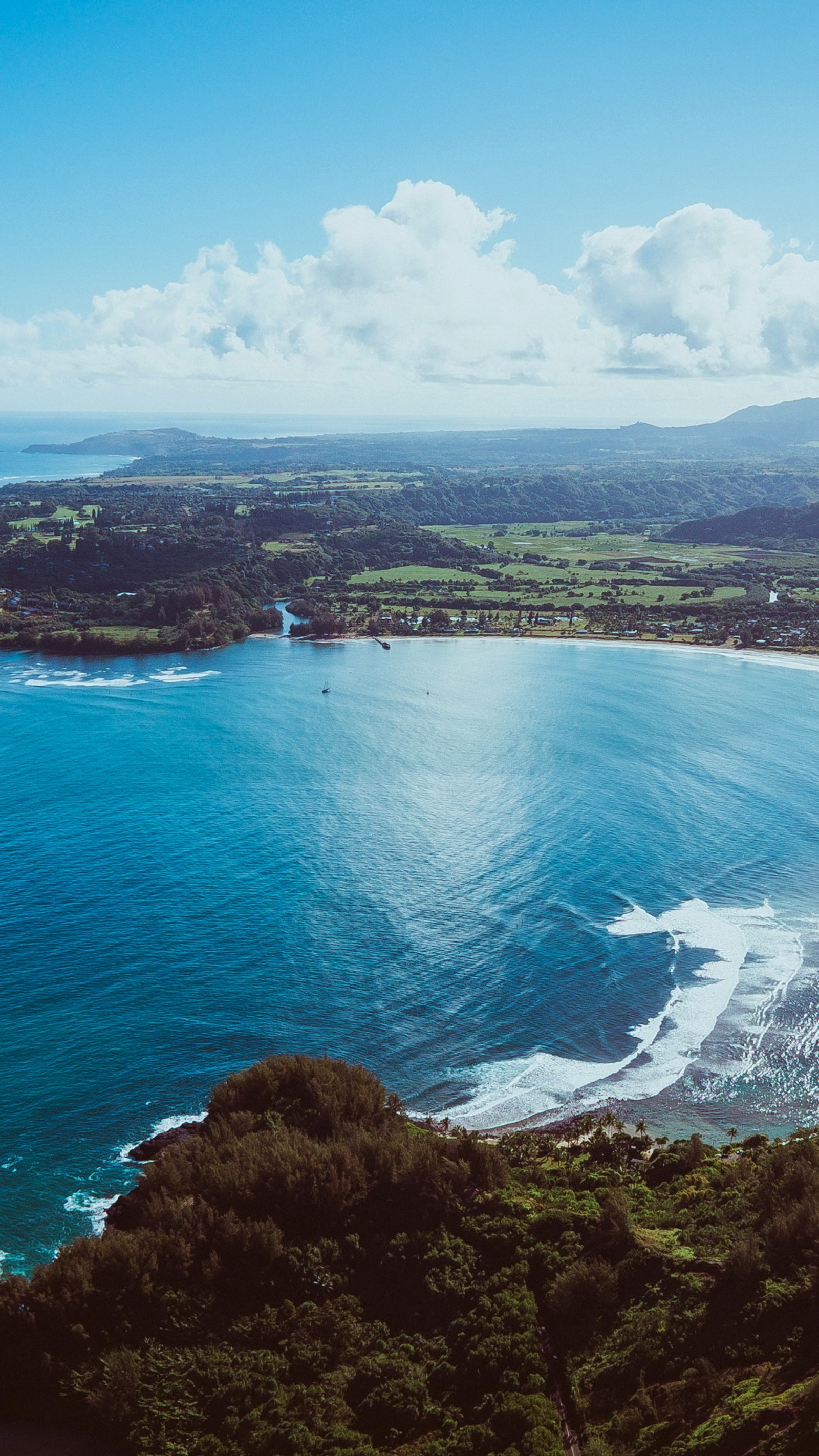 Vue d'une plage et d'un plan d'eau avec une montagne en arrière-plan (mer, plage, appartement, voyage, nuage)