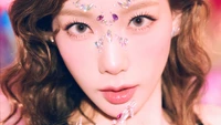 La belleza etérea de Taeyeon, resaltada con gemas brillantes, muestra su cautivadora presencia en la escena del K-pop.