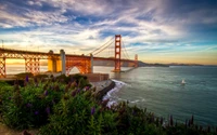 Pont du Golden Gate au coucher du soleil sur l'océan