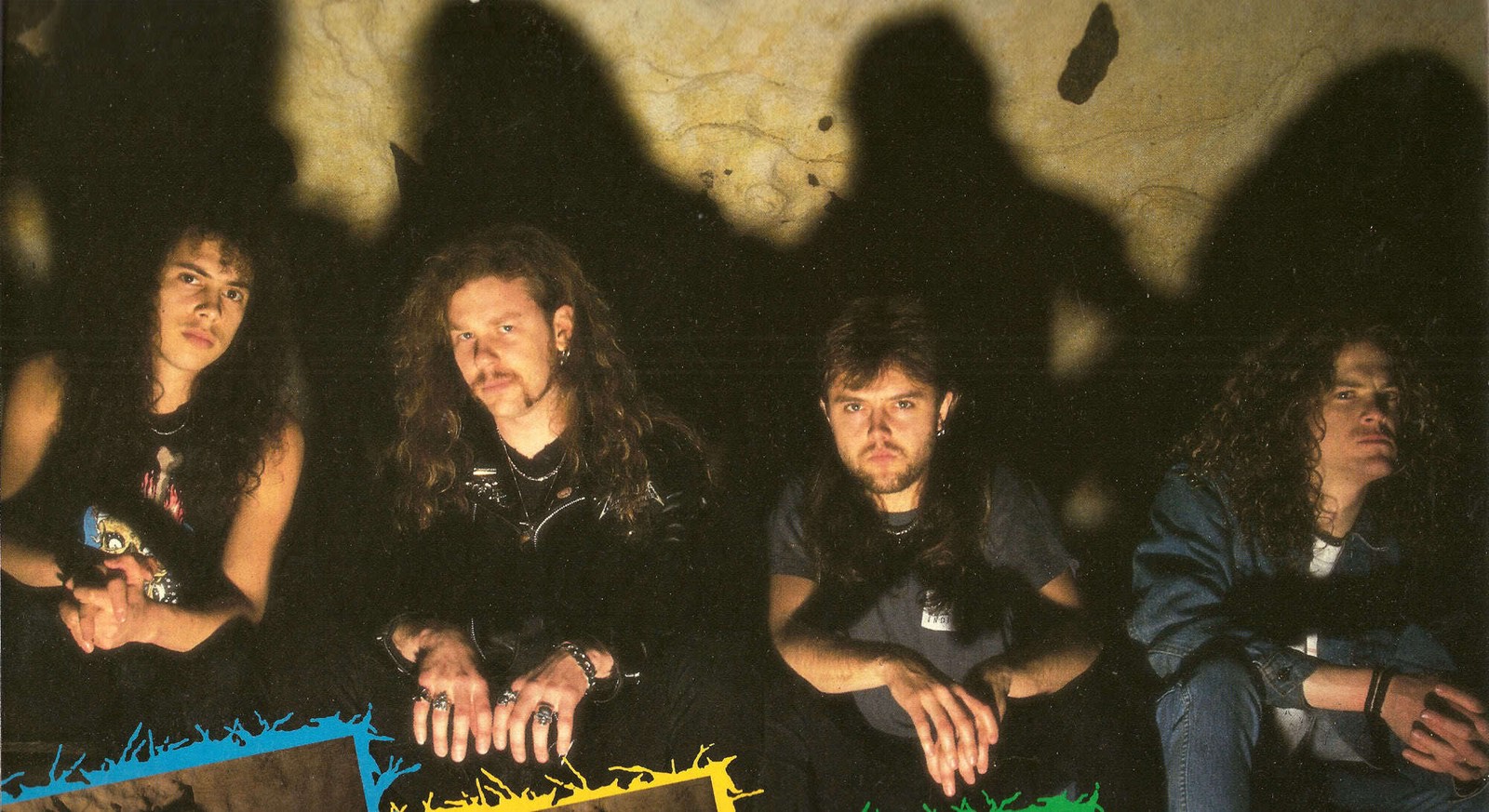 Image graphique d'un groupe de personnes assises sur un canapé (james hetfield, kirk hammett, metallica, amusement, événement)