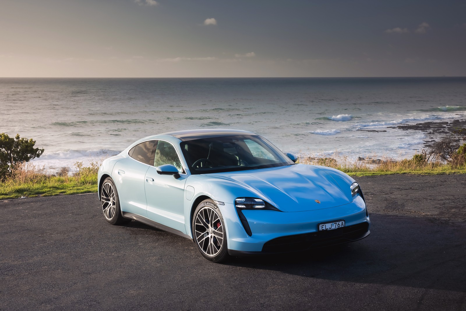 Un porsche azul taycan (porsche taycan 4s, coches de lujo, 2021, coches, fondo de pantalla 4k)