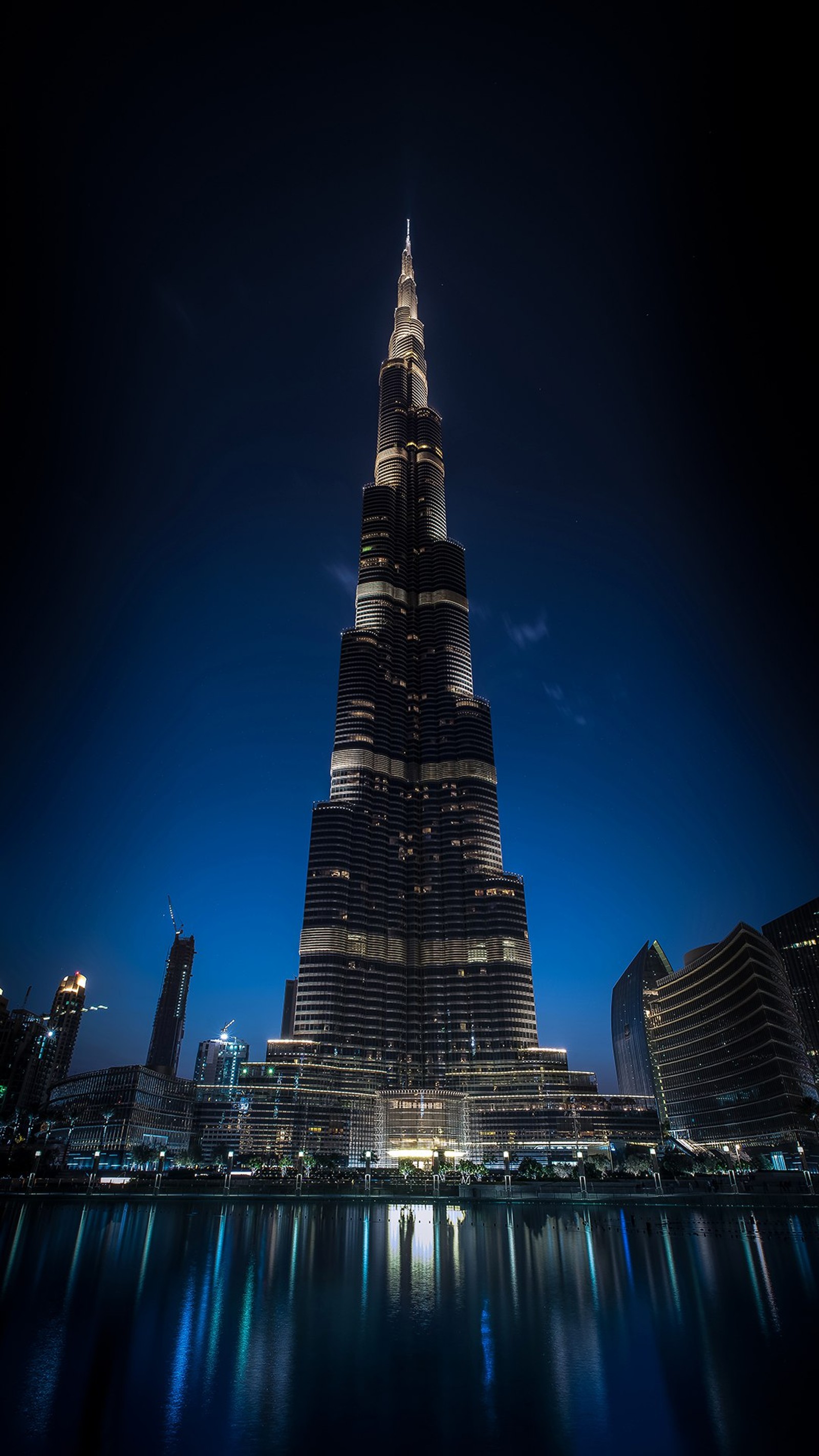 Vista de un edificio alto con muchas luces en él (burj khalifa, rascacielos, atracción turística, hito, paisaje urbano)