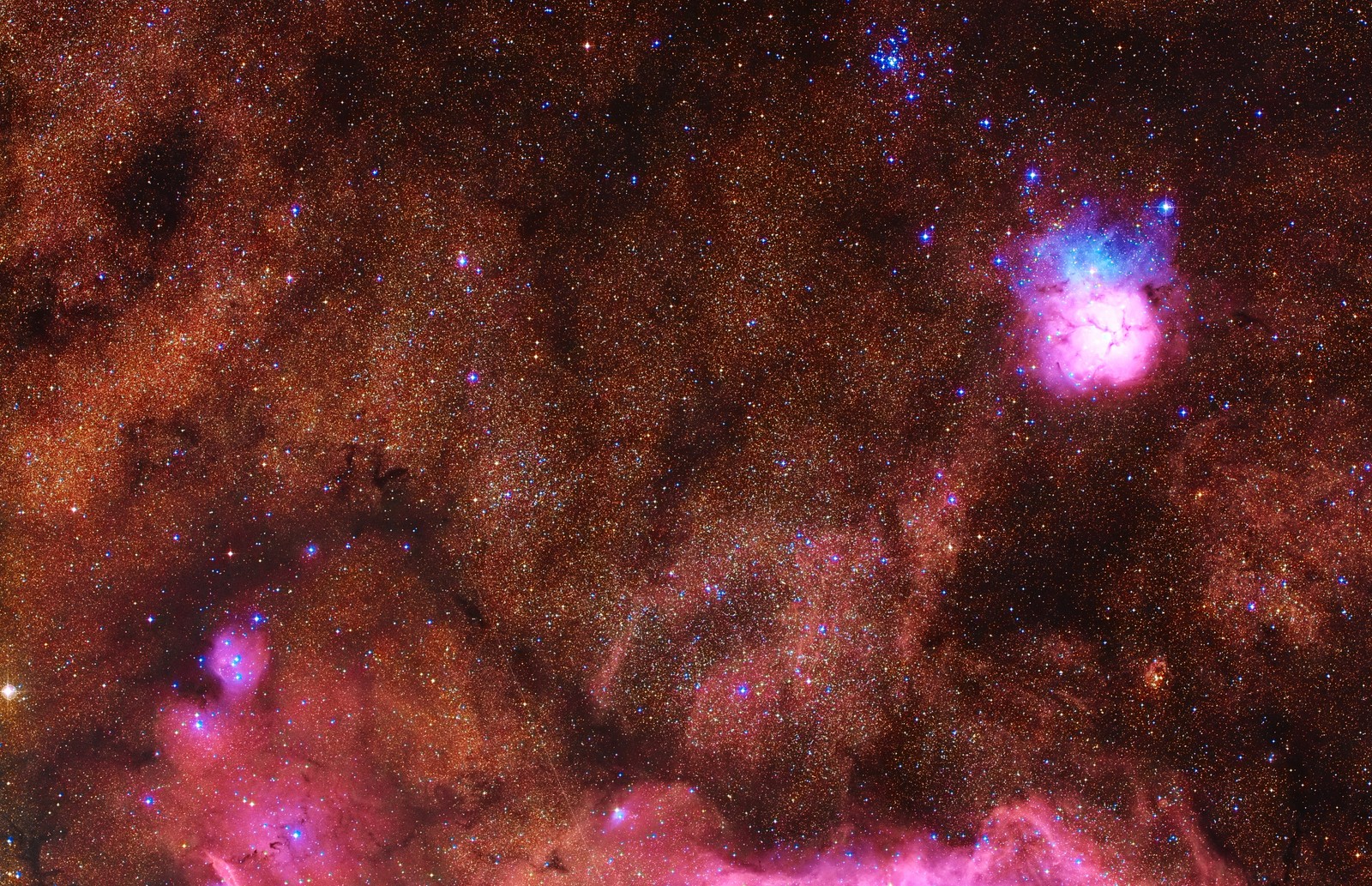 Close-up de uma nebulosa rosa e azul com uma formação estelar (estrela, astronomia, nebulosa, universo, atmosfera)