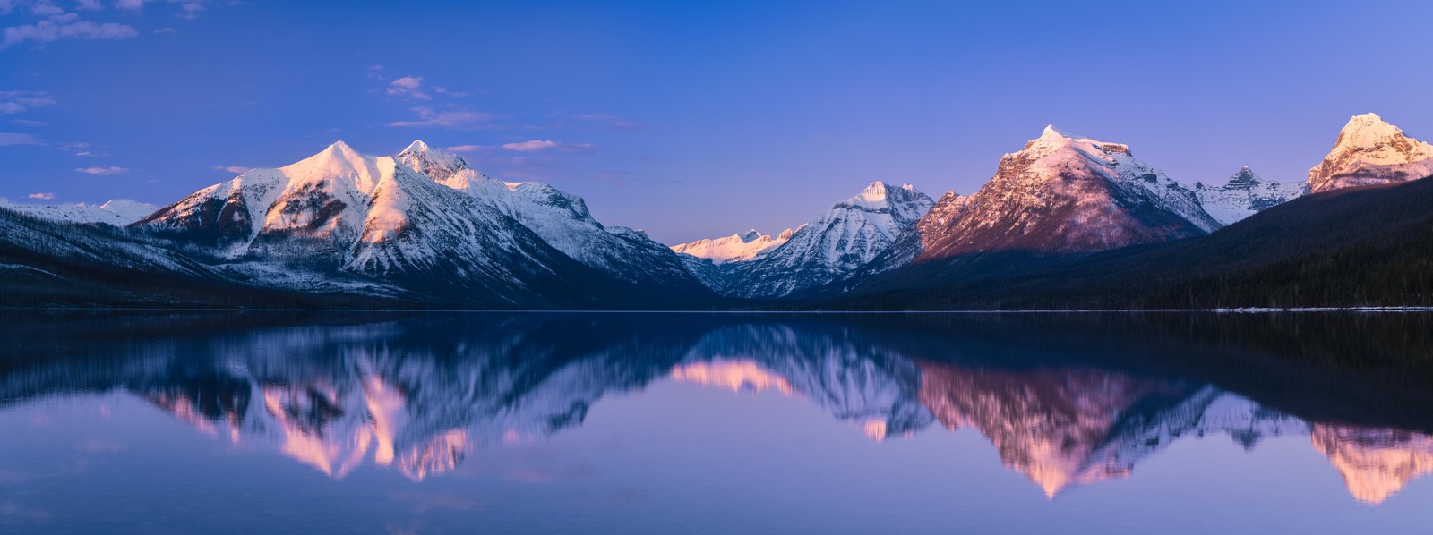 Вид на горный массив с заснеженными горами на заднем плане (mcdonald lake, национальный парк глейшер, покрытый снегом, горный хребет, отражение)