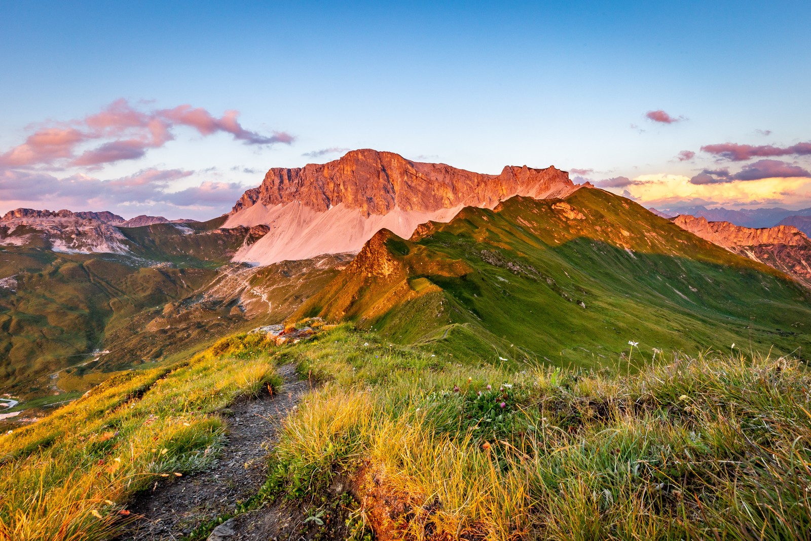 Un sentier de montagne dans les montagnes avec un beau coucher de soleil (paysage, nuage, montagne, plante, paysage naturel)