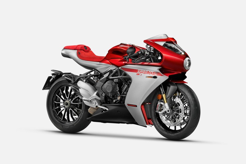 Крупный план красного и серебристого мотоцикла на белом фоне (mv agusta superveloce s, 2025, 5k, спортивные мотоциклы, белый фон)