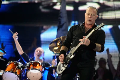 James Hetfield tritt kraftvoll auf der Bühne mit seiner E-Gitarre während eines Metallica-Konzerts auf und zeigt die Intensität eines Live-Musikereignisses.