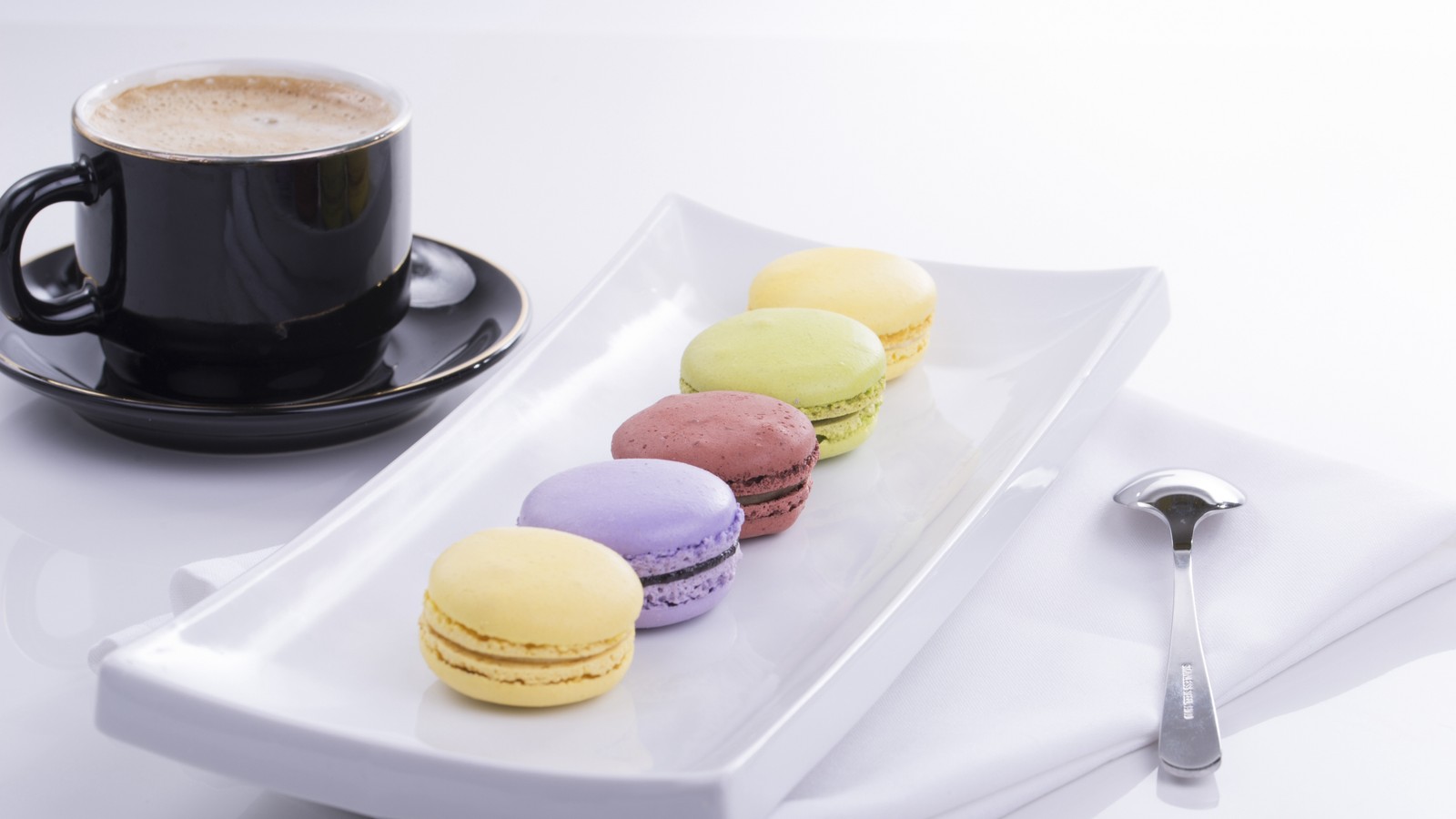 Un plato de macarons y una taza de café. (macarón, macaron, comida, dulzura, taza de café)