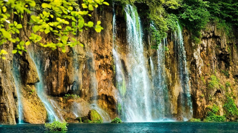 Крупный план водопада с лодкой на воде (водопад, водоем, водные ресурсы, природа, вода)