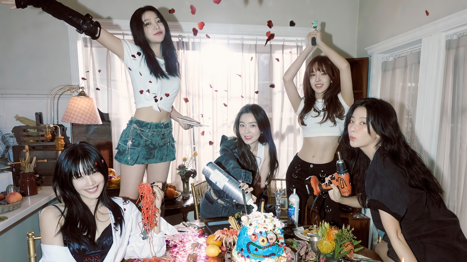 Mehrere mädchen posieren für ein foto vor einem kuchen (red velvet, kpop, 레드벨벳, geburtstag, koreanisch)