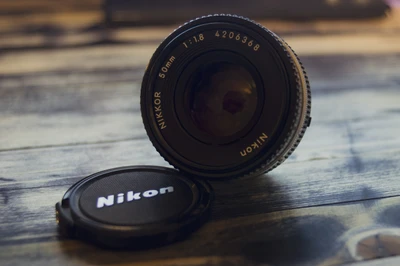 Objectif Nikon 50 mm en gros plan sur surface en bois