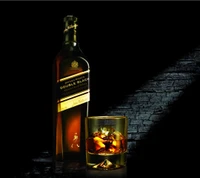 Johnnie Walker Double Black Scotch avec des glaçons