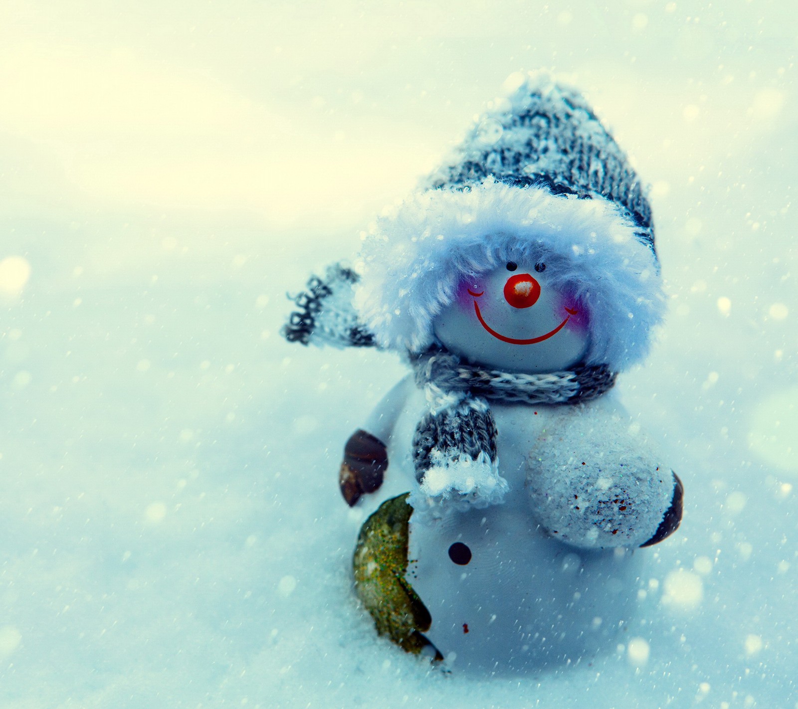 Hay un muñeco de nieve con un sombrero y una bufanda en la nieve (navidad, lindo, alegre, muñeco de nieve, invierno)