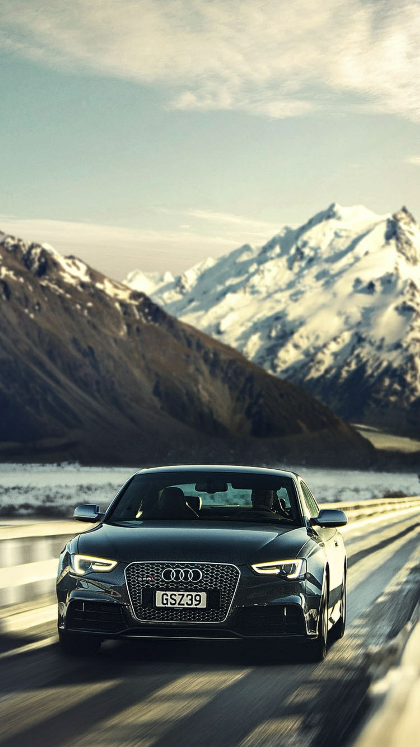 Vista de un coche conduciendo por una carretera con montañas de fondo (audi, coche, azul, nubes, montaña)