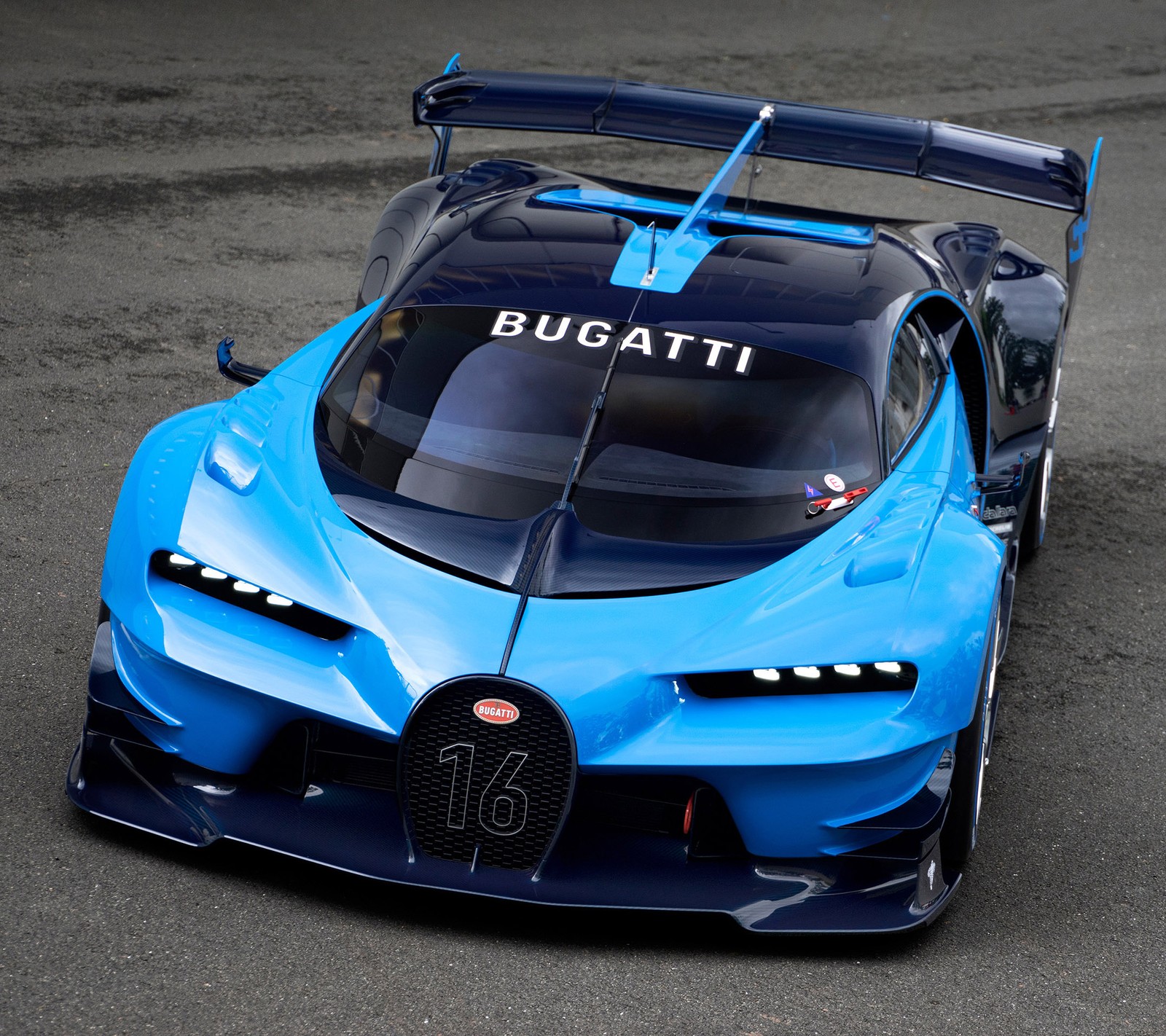 Um close de um carro bugatti na pista (gran turismo, supercarro, visão)