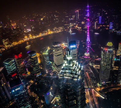 Impresionante paisaje nocturno de los rascacielos iluminados de Hong Kong