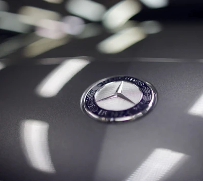 Mercedes-Benz-Logo auf einer glatten Oberfläche