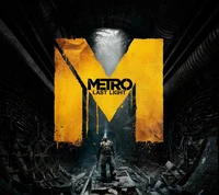 Metro: Last Light - Eine einsame Figur steht in einer dunklen, industriellen Umgebung, beleuchtet von einem Lichtstrahl, mit dem ikonischen "M"-Logo, das prominent angezeigt wird.