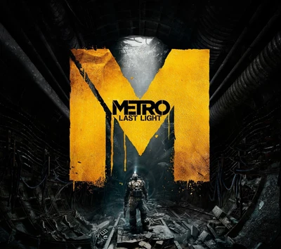 Metro: Last Light - Una figura solitaria se encuentra en un entorno industrial oscuro, iluminada por un rayo de luz, con el icónico logo "M" exhibido de manera prominente.