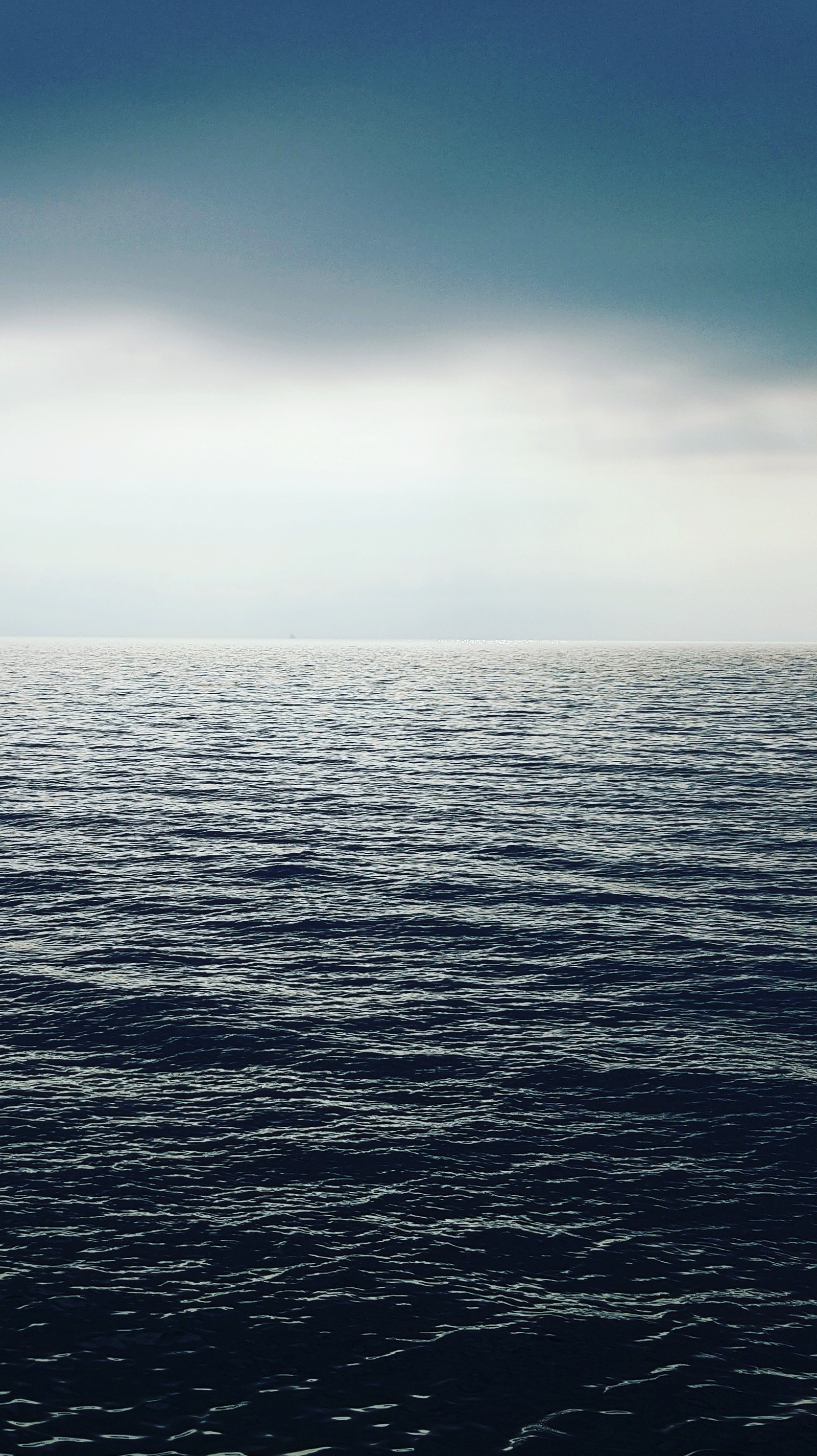 Un bateau solitaire dans l'océan ouvert (bleu, nuage, mer, ciel, eau)