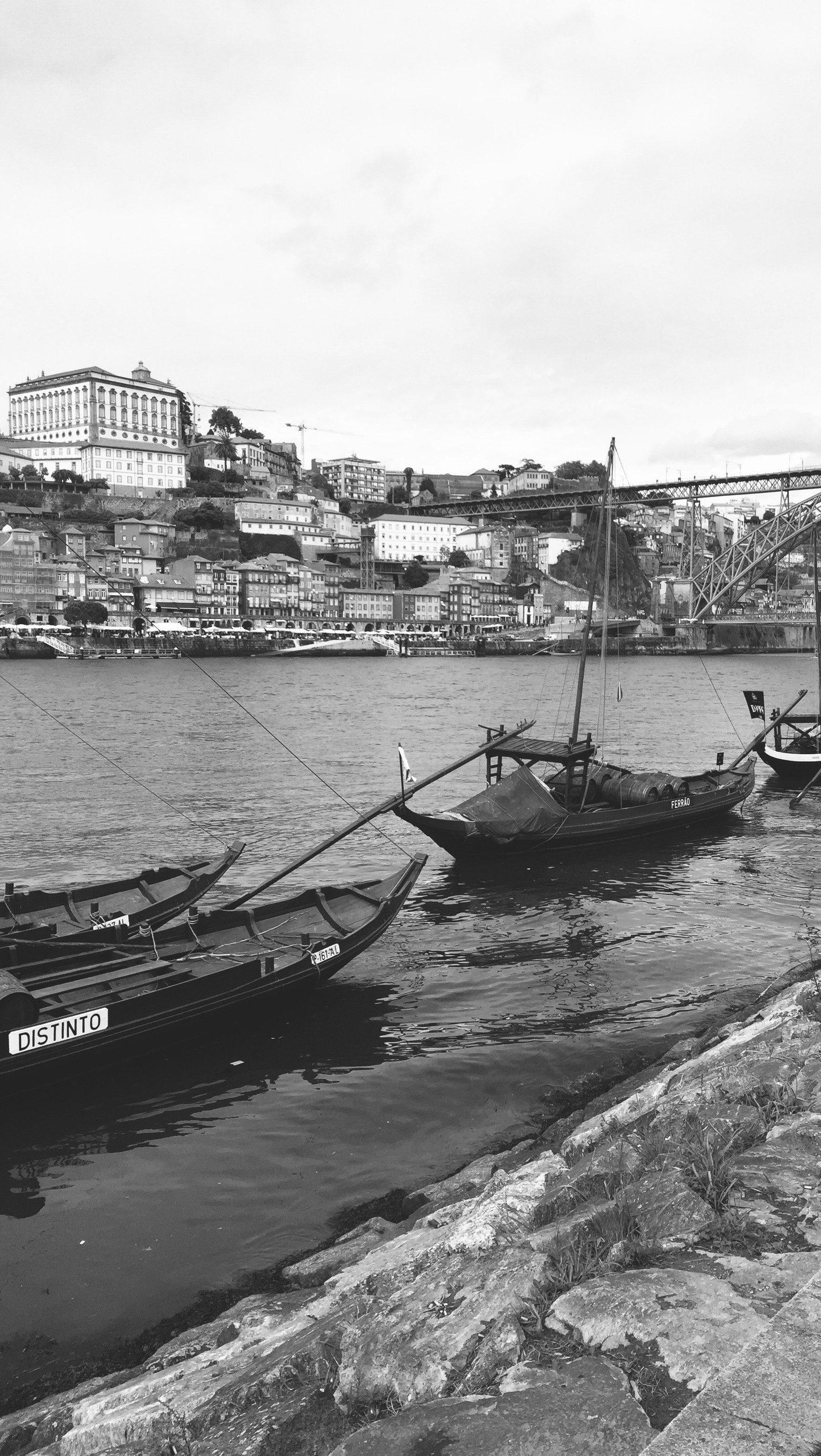 Existem dois barcos que estão na água (preto, barco, cidade, porto, flúmen)