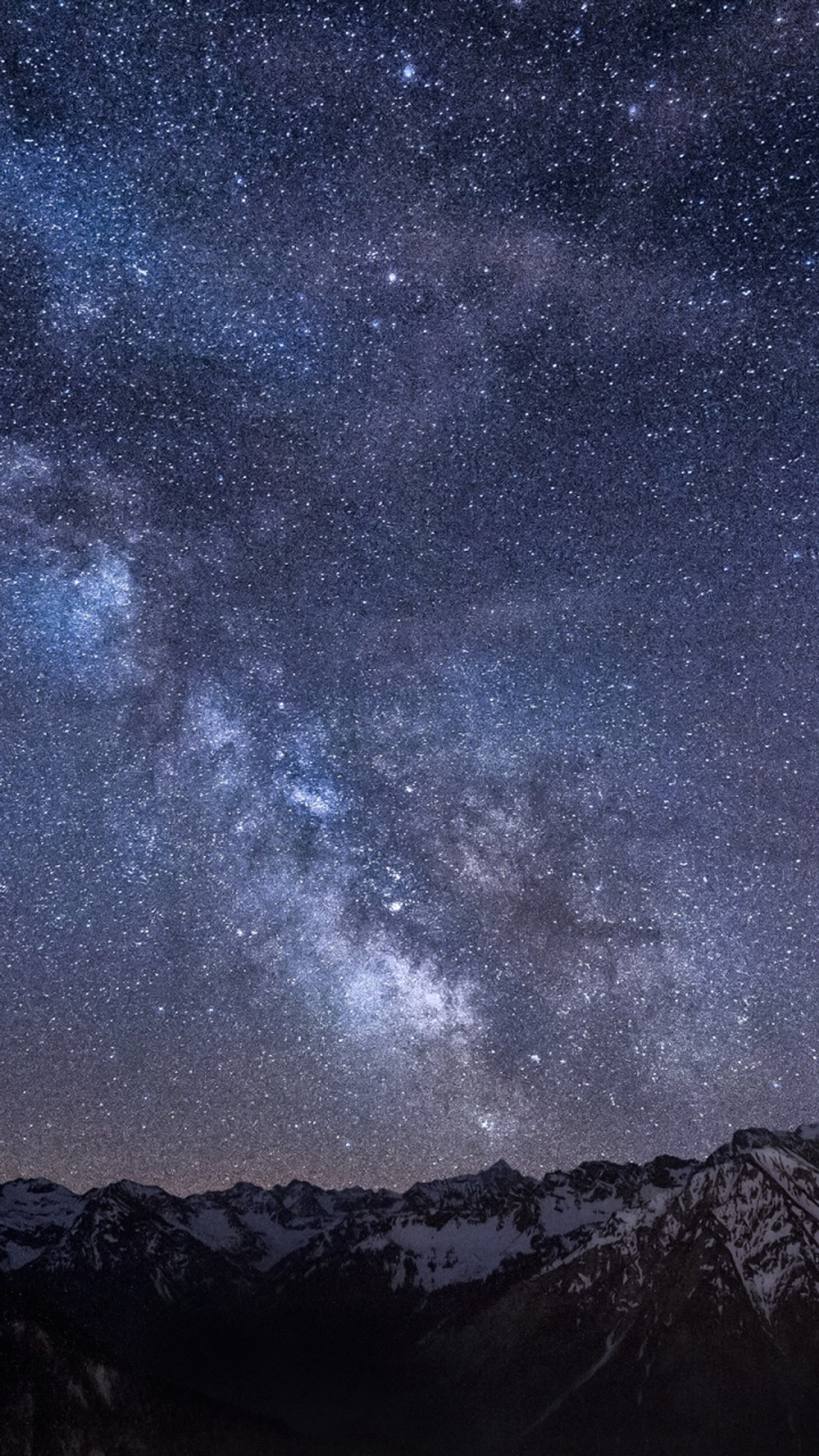 Céu estrelado sobre uma cordilheira com uma barraca e uma fogueira (bonito, montanhas, noite, planetas, céu)