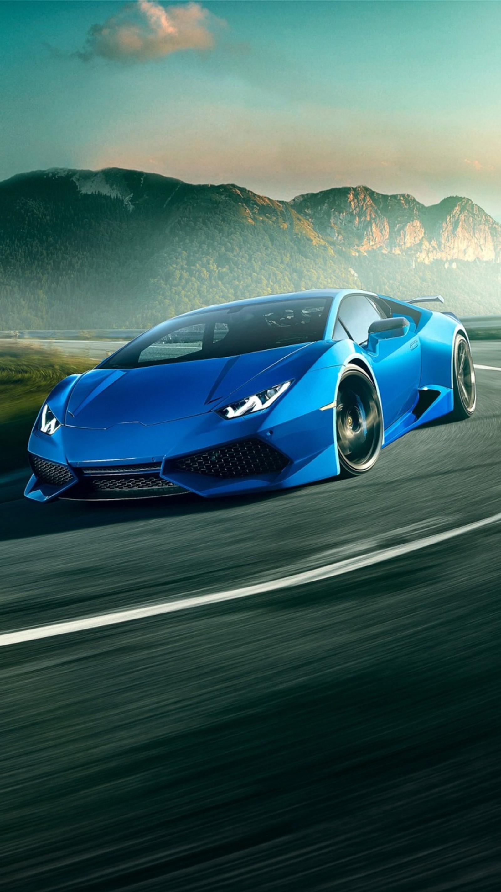 Un primer plano de un coche deportivo azul conduciendo por la carretera (coche, huracan, lamborghini)