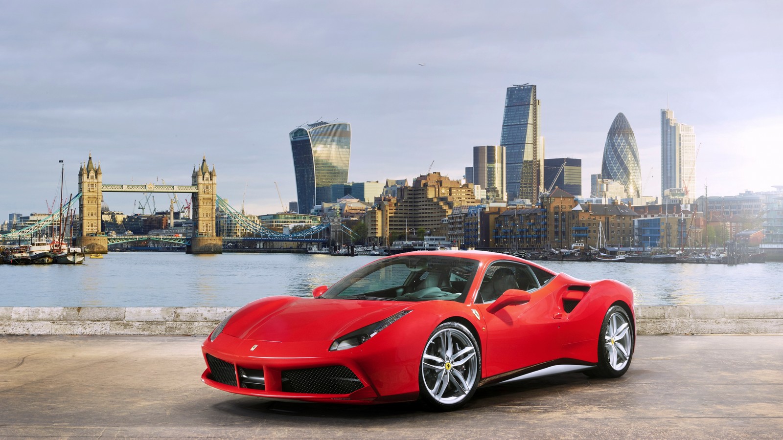 Une voiture de sport rouge garée devant un skyline de ville (ferrari 458, voiture de sport, supersportive, porsche 911, moteur v8)