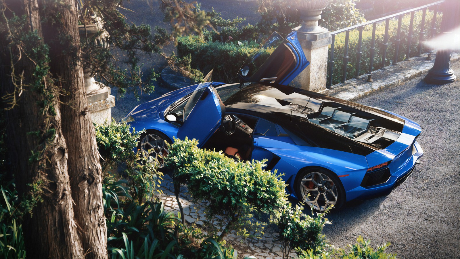 Gros plan d'une voiture de sport bleue garée sur une route (lamborghini aventador, lamborghini urus, lamborghini, lamborghini aventador sv, voiture de sport)